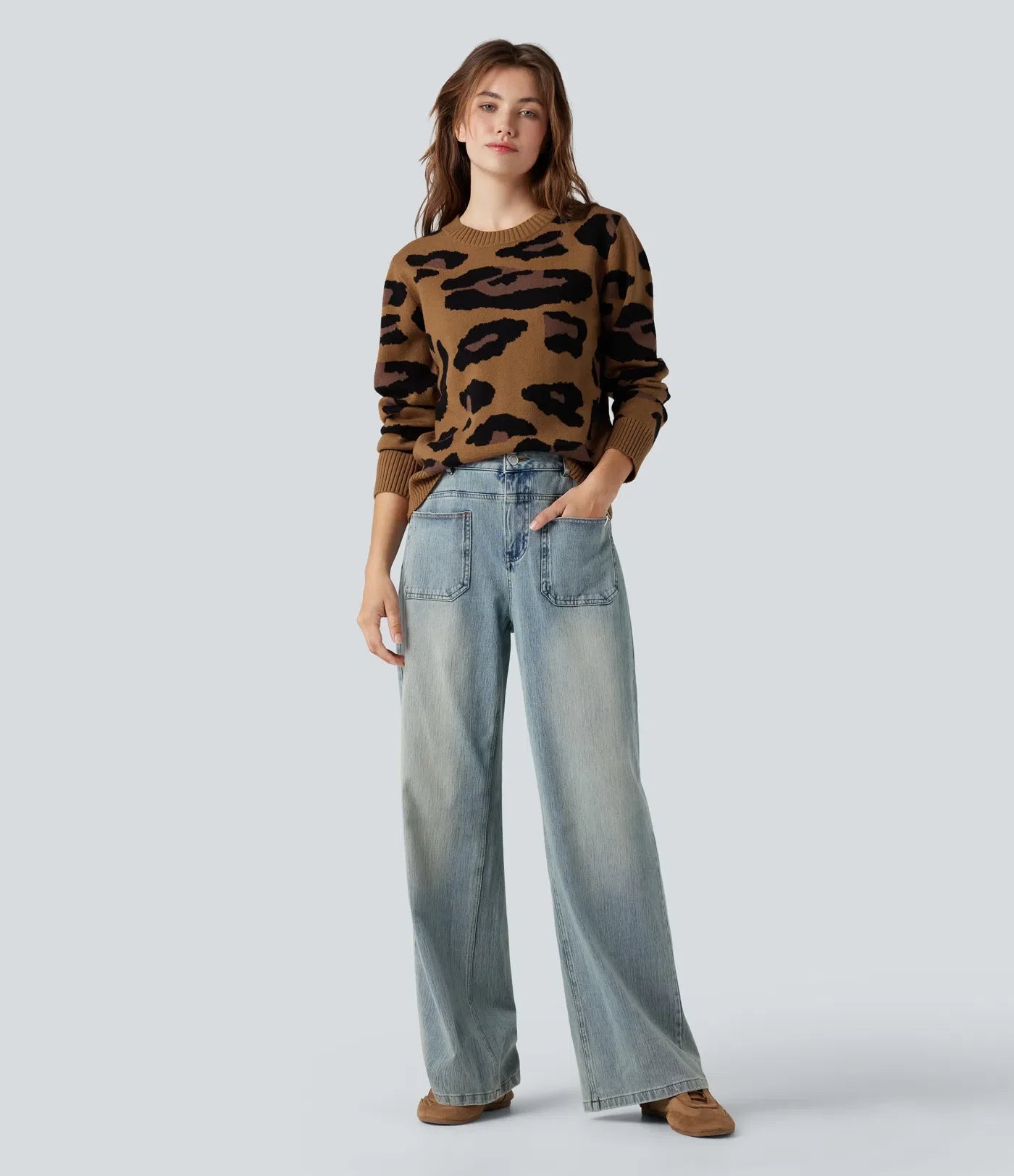 Załóż golf wokół długich spodni w panterkę imprimé