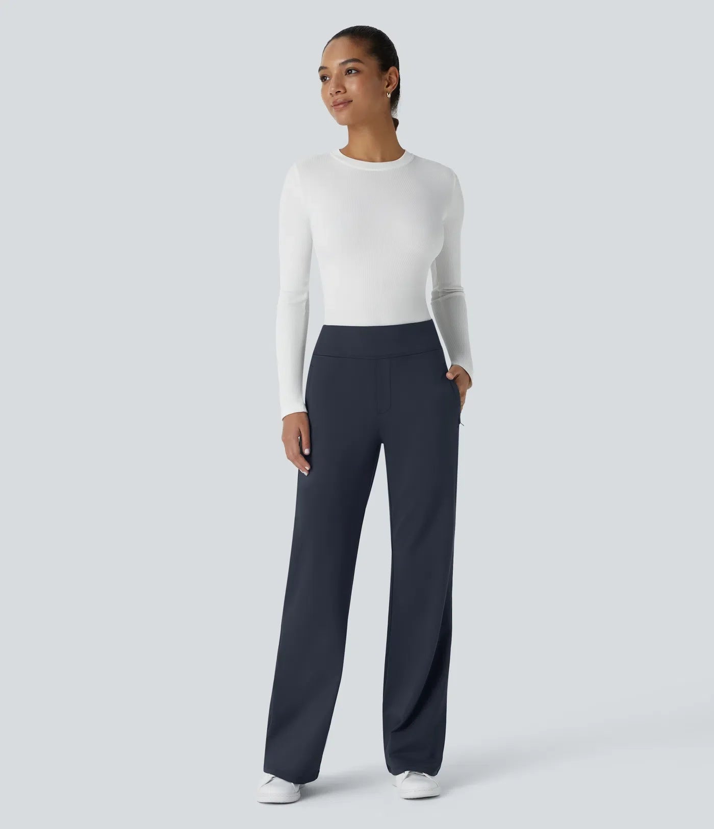 Pantalon Tailleur évasé à taille haute et poches laterales zippées