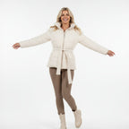 Krótka i elegancka zimowa kurtka z wysokim kołnierzem