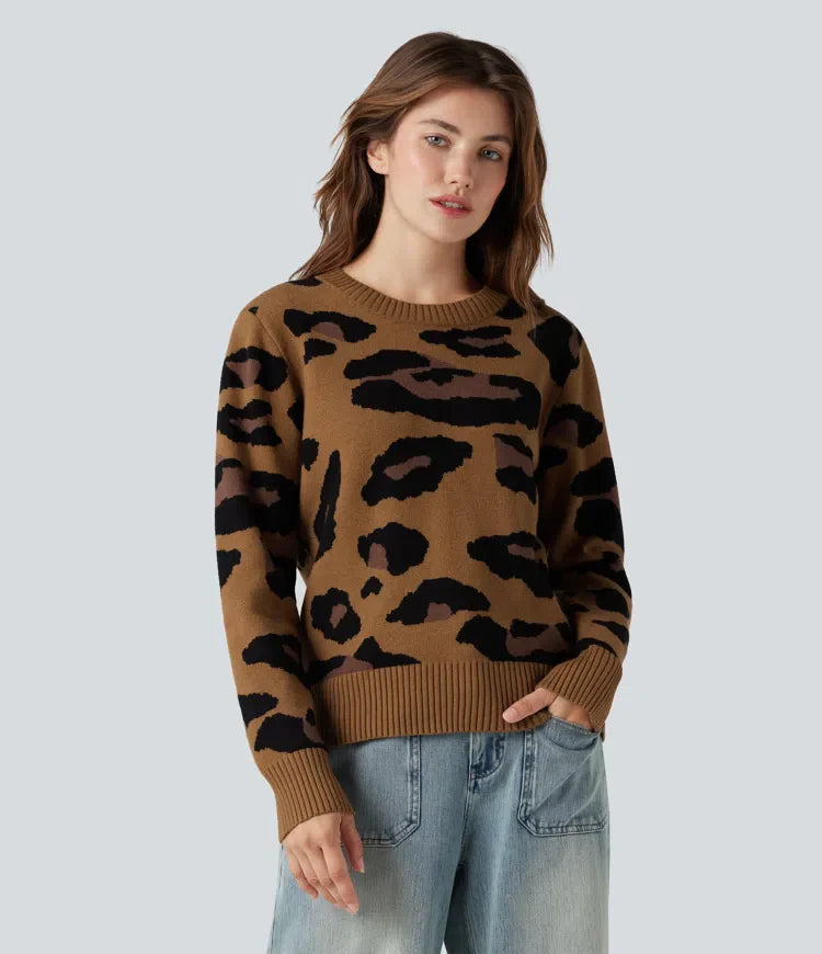 Załóż golf wokół długich spodni w panterkę imprimé