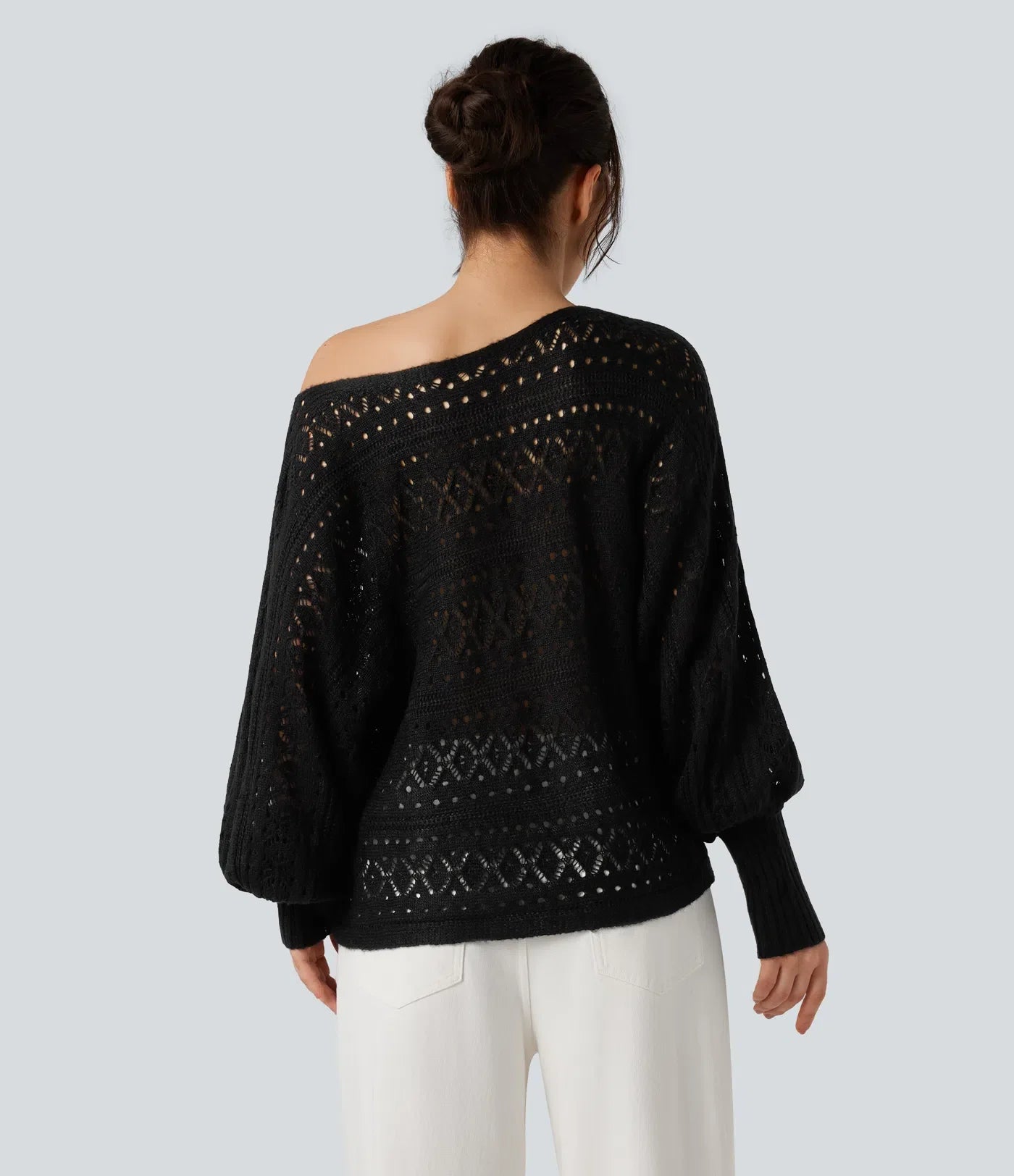 Załóż golf ajouré wokół długich spodni manches chauve-souris