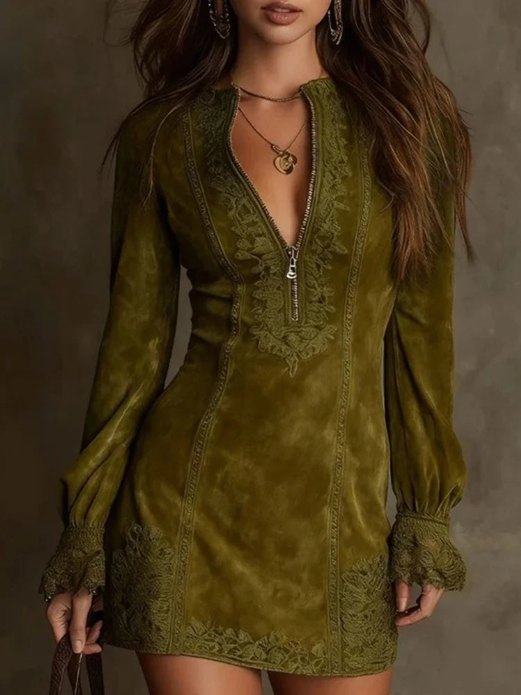 Robe courte en daim avec dentelle – kobieca i wyrafinowana 